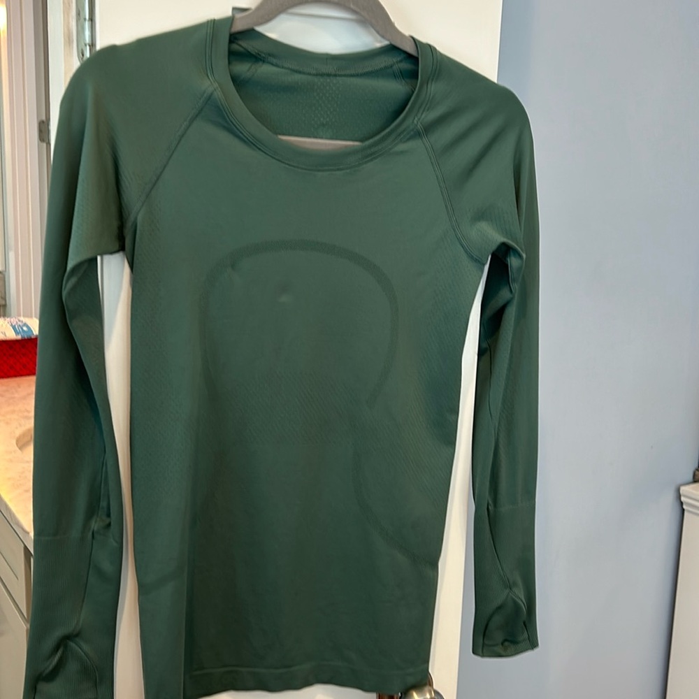 Lululemon long sleeve top green. Size 4.